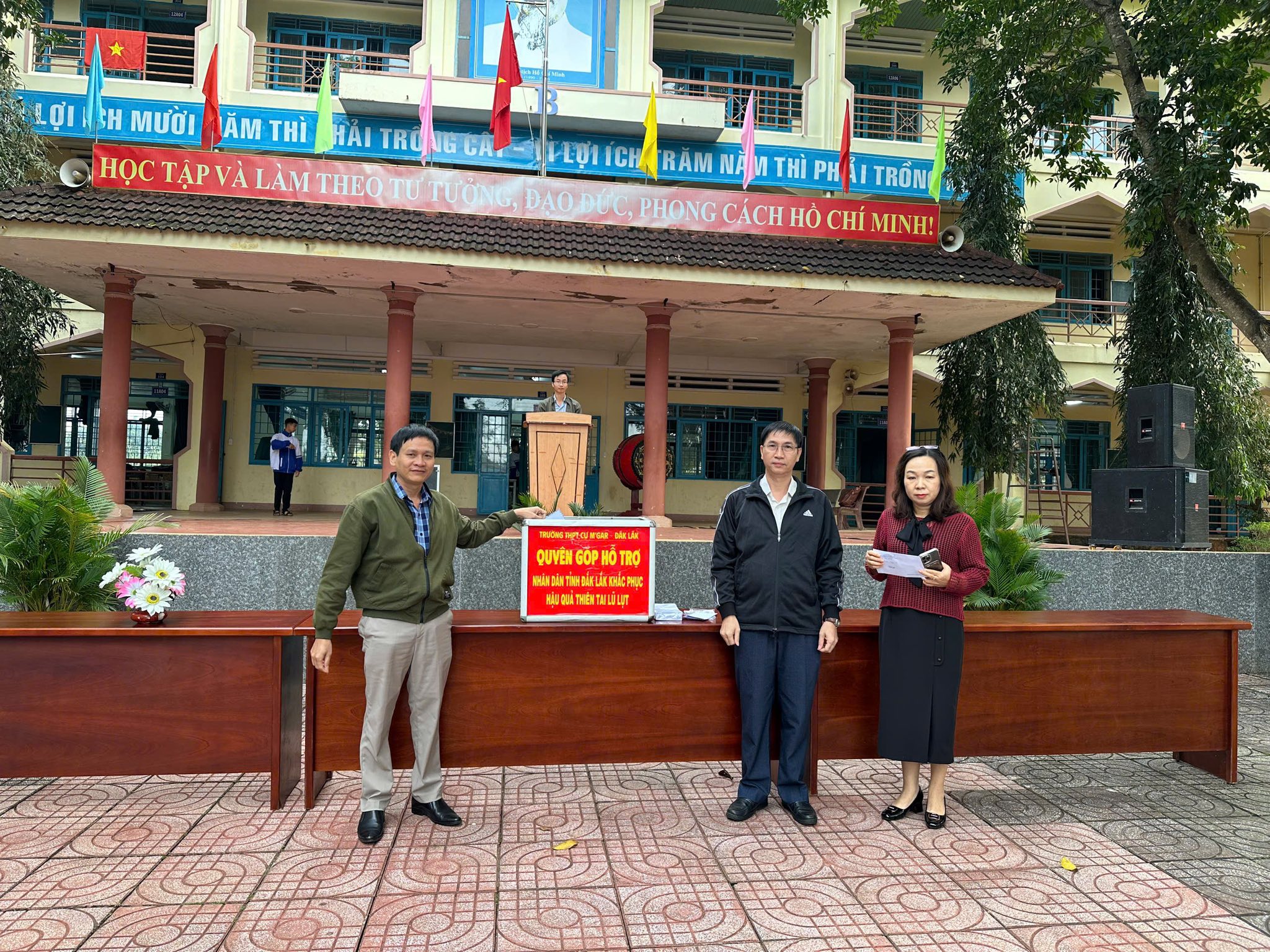 Trường THPT Cư M’gar vận động được gần 94 triệu đồng ủng hộ học sinh vùng lũ